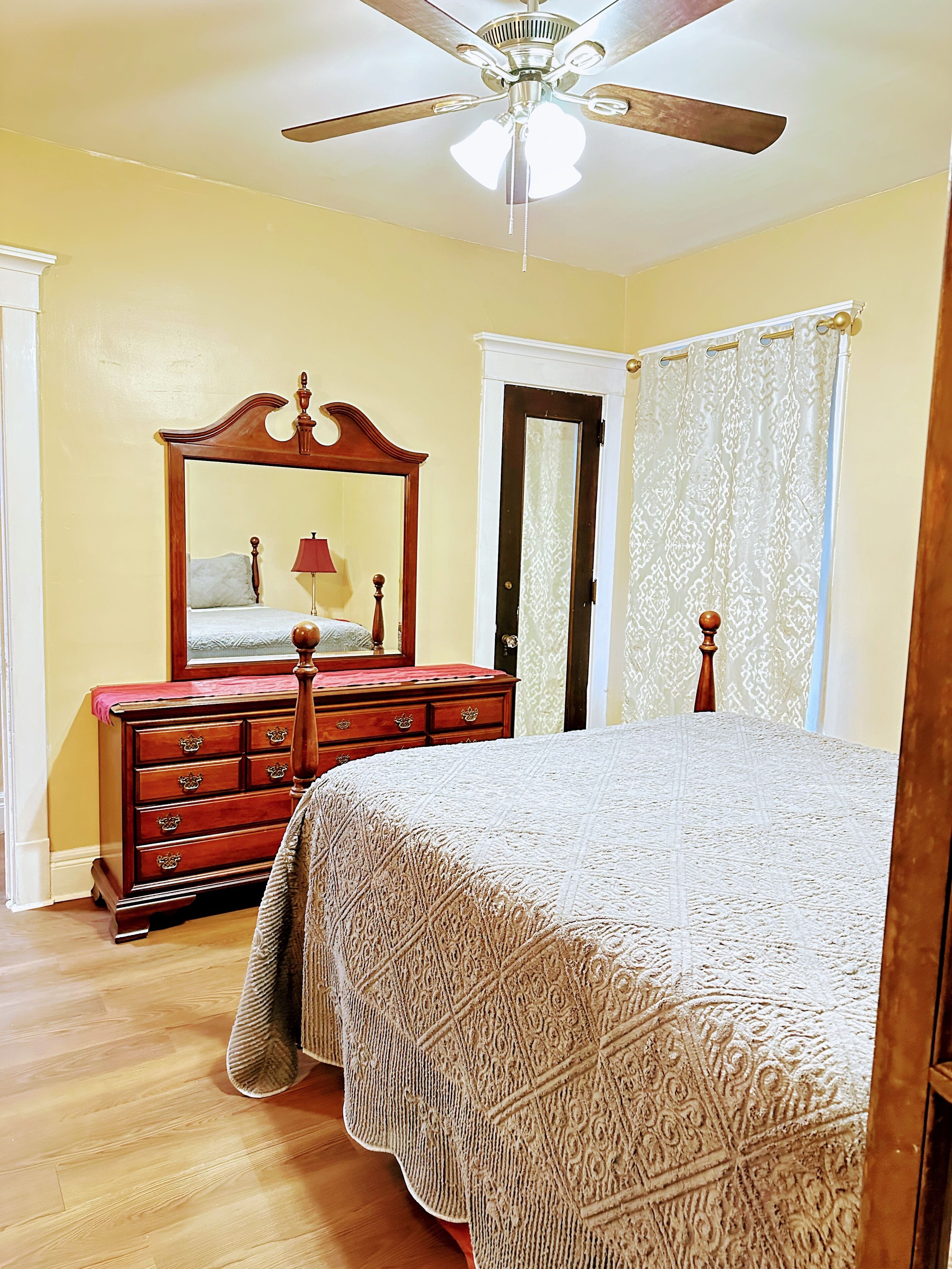 3 habitaciones, tabla de planchar con plancha, cuna de viaje y internet 