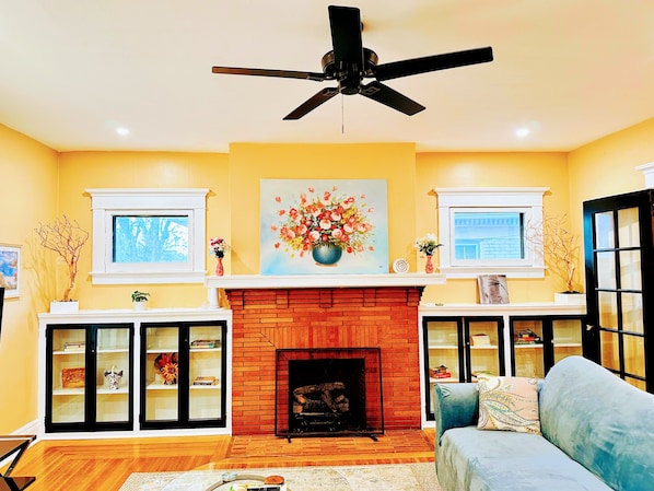 TV, fireplace