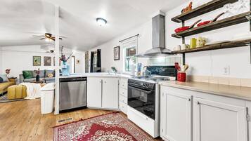 Micro-ondes, four, plaque de cuisson, lave-vaisselle