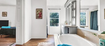 Cozy Lake front cabin in peaceful Chandler with dock, Wifi, fire pit