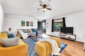 Smart TV - Cozy Lake front cabin in peaceful Chandler with dock, Wifi, fire pit (Chandler)