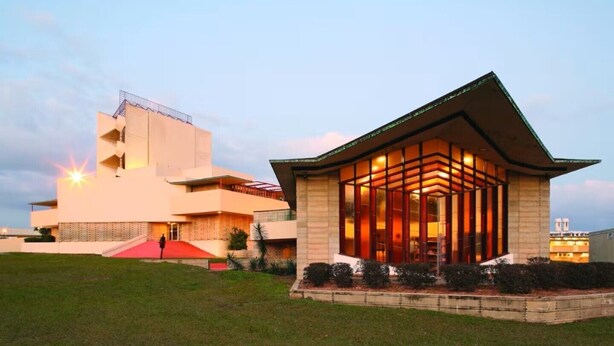 A modern building with a flat roof and a large glass facade. - Getaway by Lakes and Florida Southern, Fully Equipped House Near Top Attractions (Lakeland)