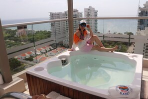 Outdoor spa tub - Apartment with ocean view, resort amenities and just steps from the beach (Santa Marta)