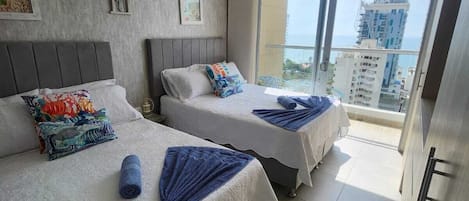 Tabla de planchar con plancha, wifi y ropa de cama