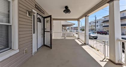 Spacious 10 Bedroom Home: Short Walk to the Beach & Boardwalk