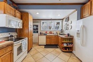 Fridge, oven, dishwasher, coffee/tea maker