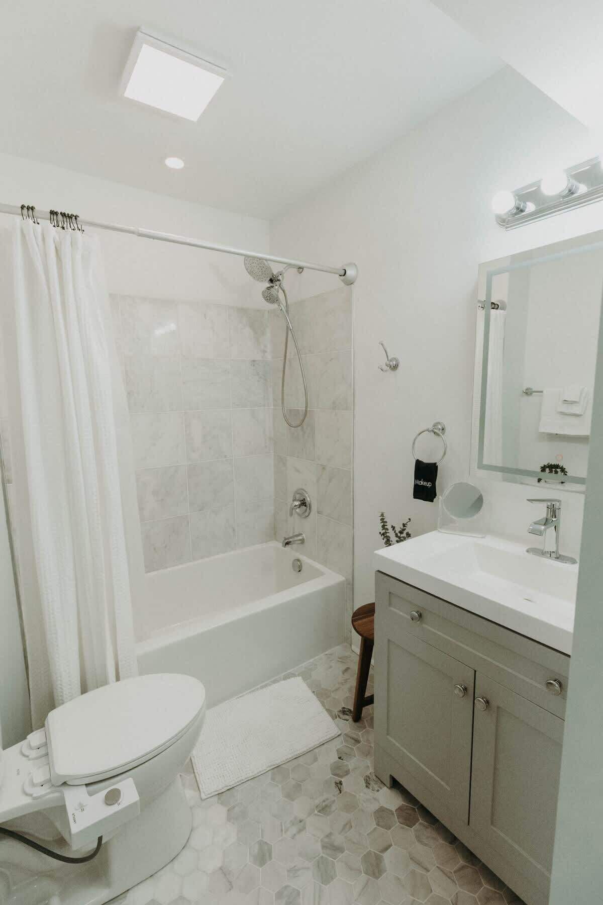 Een douche, een haardroger, shampoo