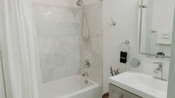 Een douche, een haardroger, shampoo