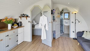 Een gezellige kamer met kitchenette, zithoek en badkamer.