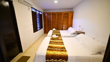 4 bedrooms, desk, free WiFi, bed sheets