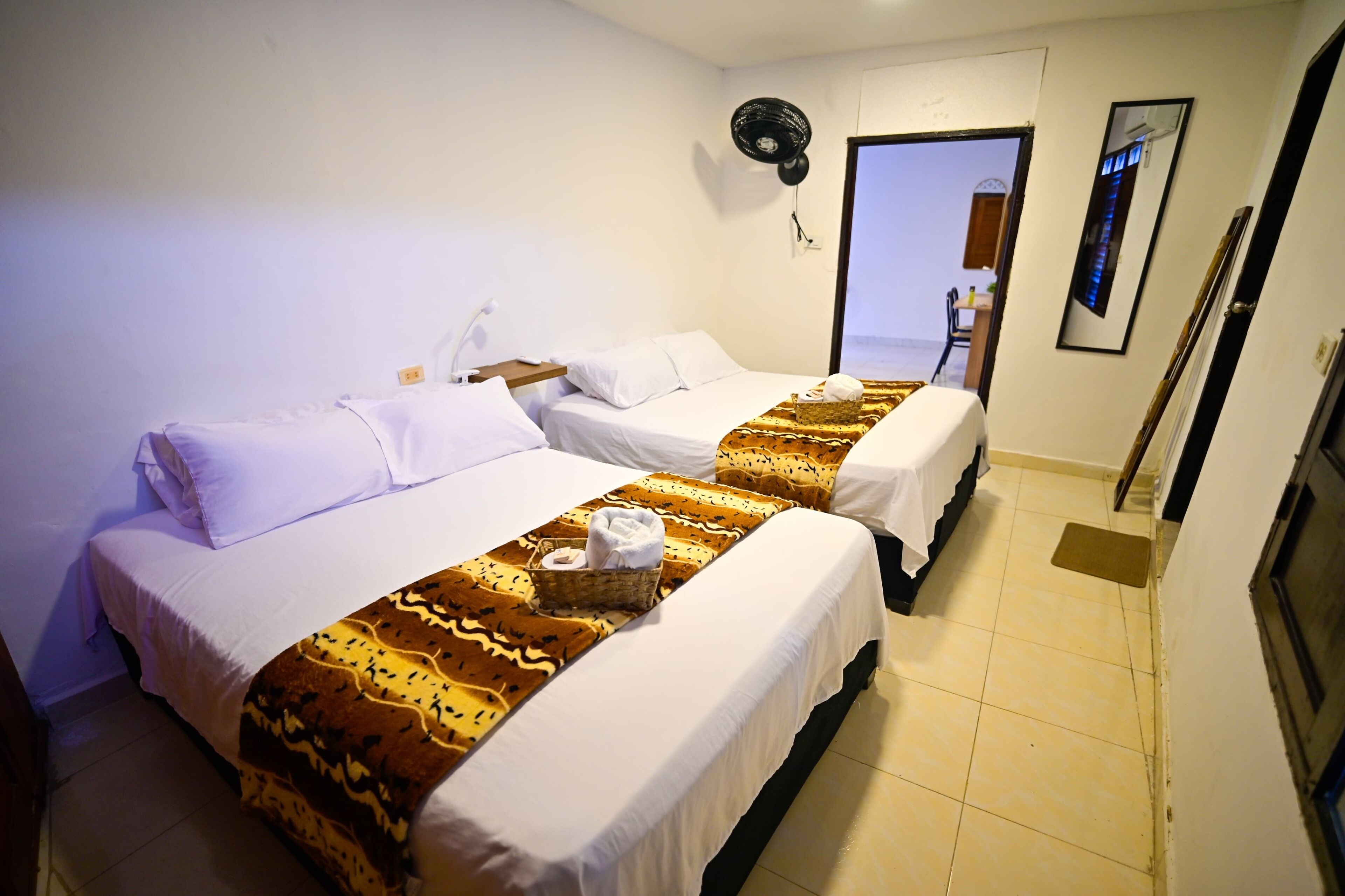 4 chambres, bureau, Wi-Fi gratuit, draps fournis