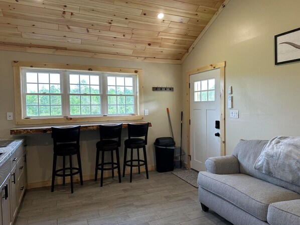 TV - NEW Cozy Cabin located in Oakland tucked away in a peaceful wooded scene. (Oakland)