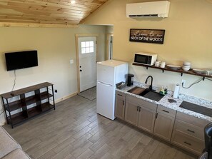 Fridge, microwave, stovetop, coffee/tea maker - NEW Cozy Cabin located in Oakland tucked away in a peaceful wooded scene. (Oakland)