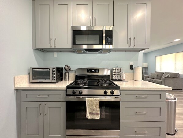 Mikrowelle, Ofen, Herdplatte, Geschirrspüler