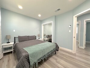 4 bedrooms, iron/ironing board, WiFi, bed sheets