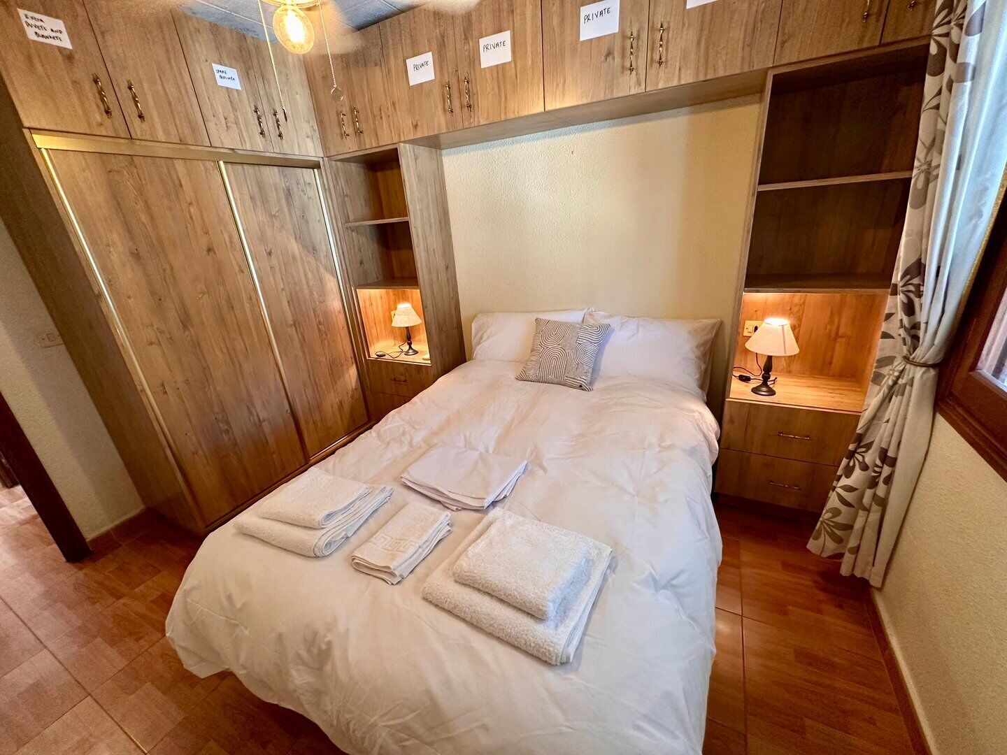 2 makuuhuonetta, työpöytä, silitysrauta/-lauta, internet