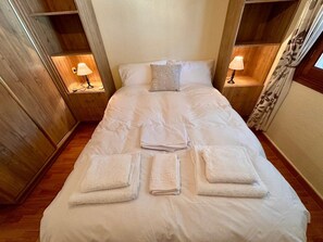 2 chambres, bureau, fer et planche à repasser, accès à Internet