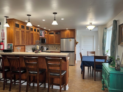 The Lazy Crow Inn, Beautiful Coastal Seldovia with wi-Fi, kitchen, deck etc.