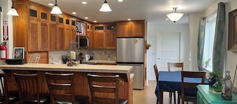 The Lazy Crow Inn, Beautiful Coastal Seldovia with wi-Fi, kitchen, deck etc.