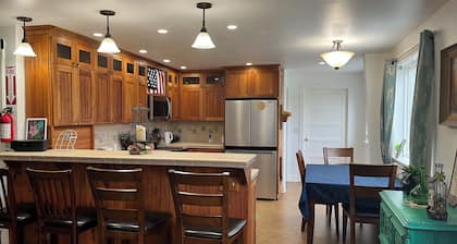 The Lazy Crow Inn, Beautiful Coastal Seldovia with wi-Fi, kitchen, deck etc.