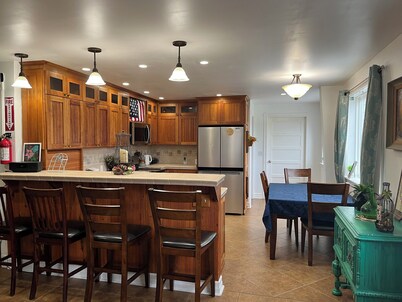 The Lazy Crow Inn, Beautiful Coastal Seldovia with wi-Fi, kitchen, deck etc.