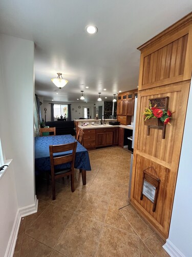 The Lazy Crow Inn, Beautiful Coastal Seldovia with wi-Fi, kitchen, deck etc.