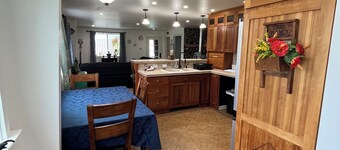 The Lazy Crow Inn, Beautiful Coastal Seldovia with wi-Fi, kitchen, deck etc.