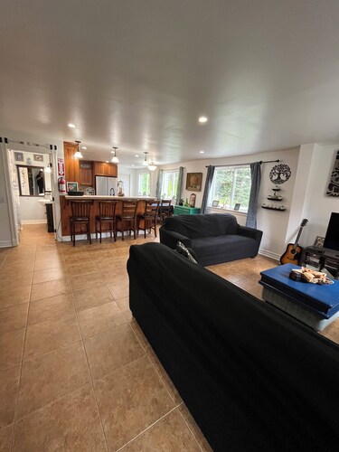 The Lazy Crow Inn, Beautiful Coastal Seldovia with wi-Fi, kitchen, deck etc.