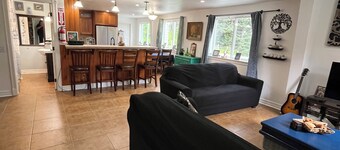 The Lazy Crow Inn, Beautiful Coastal Seldovia with wi-Fi, kitchen, deck etc.
