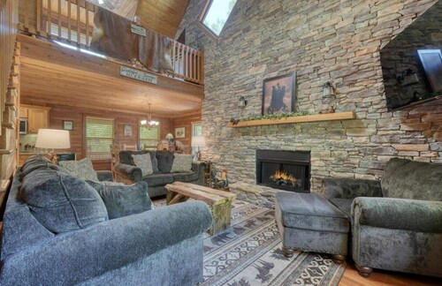 Spacious 4-bedroom house in serene Hiawassee with a Hot tub, WiFi, AC