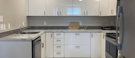 Micro-ondes, four, plaque de cuisson, lave-vaisselle