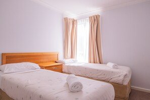 3 chambres, fer et planche à repasser, Wi-Fi, draps fournis