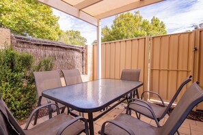 Outdoor dining - Sea Breeze – Family Retreat at Cape View Resort (Busselton)