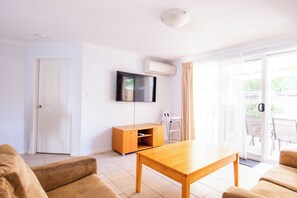 TV, books - Sea Breeze – Family Retreat at Cape View Resort (Busselton)