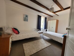 3 bedrooms, iron/ironing board, WiFi, bed sheets