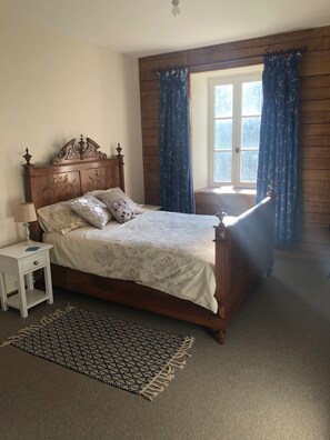 3 عدّة غرف نوم ومكواة/لوح كي وواي فاي وملاءات أسرّة