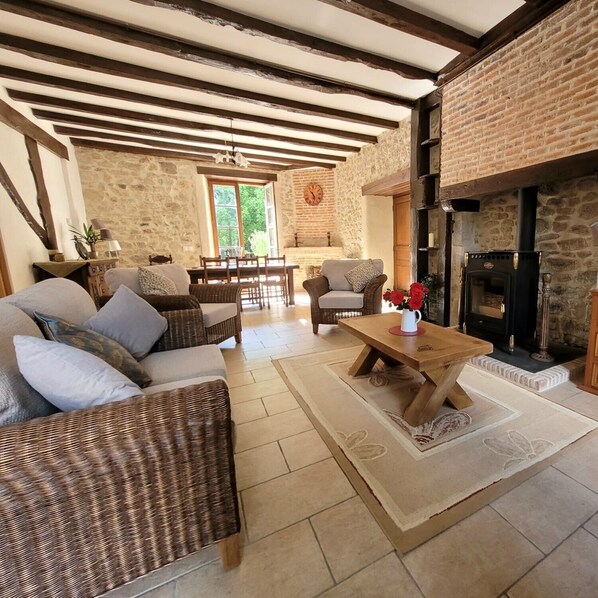 Een televisie en een open haard