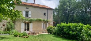 المنشأة من الخارج