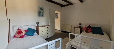 3 bedrooms, iron/ironing board, WiFi, bed sheets