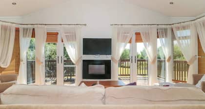 Tranquil Orchard Lodge - Weston-super-Mare