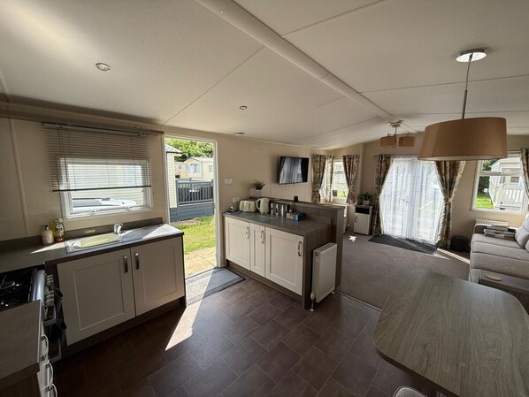 Een koelkast, een microgolfoven, een oven, een kookplaat