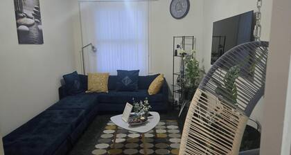 2 Bed - Sleeps 6 - Private Balcony - City Centre
