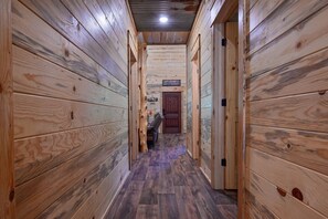 Interior - 2 bedroom +loft, 3 miles to WPG, ATV Rentals Avail (Mena)