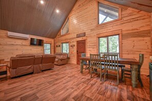 Smart TV - 2 bedroom +loft, 3 miles to WPG, ATV Rentals Avail (Mena)