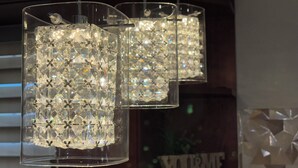 Una serie de candelabros de cristal con un diseño geométrico, colgando del techo.