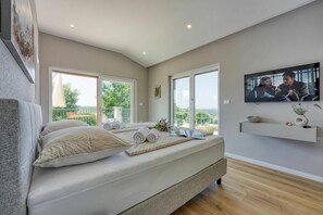 4 bedrooms, free WiFi, bed sheets