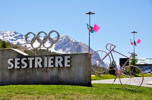 A sign with the Olympic rings and the word 'SESTRIERE' against a mountain backdrop. - Hermitage Studio - close to ski pistes, Sestriere, Italy (Sestriere)