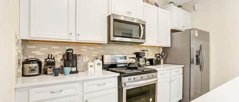 Frigorífico, microondas, horno y placa de cocina