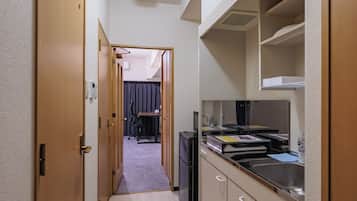 Basic Double Room, Balcony, City View | Private kitchen