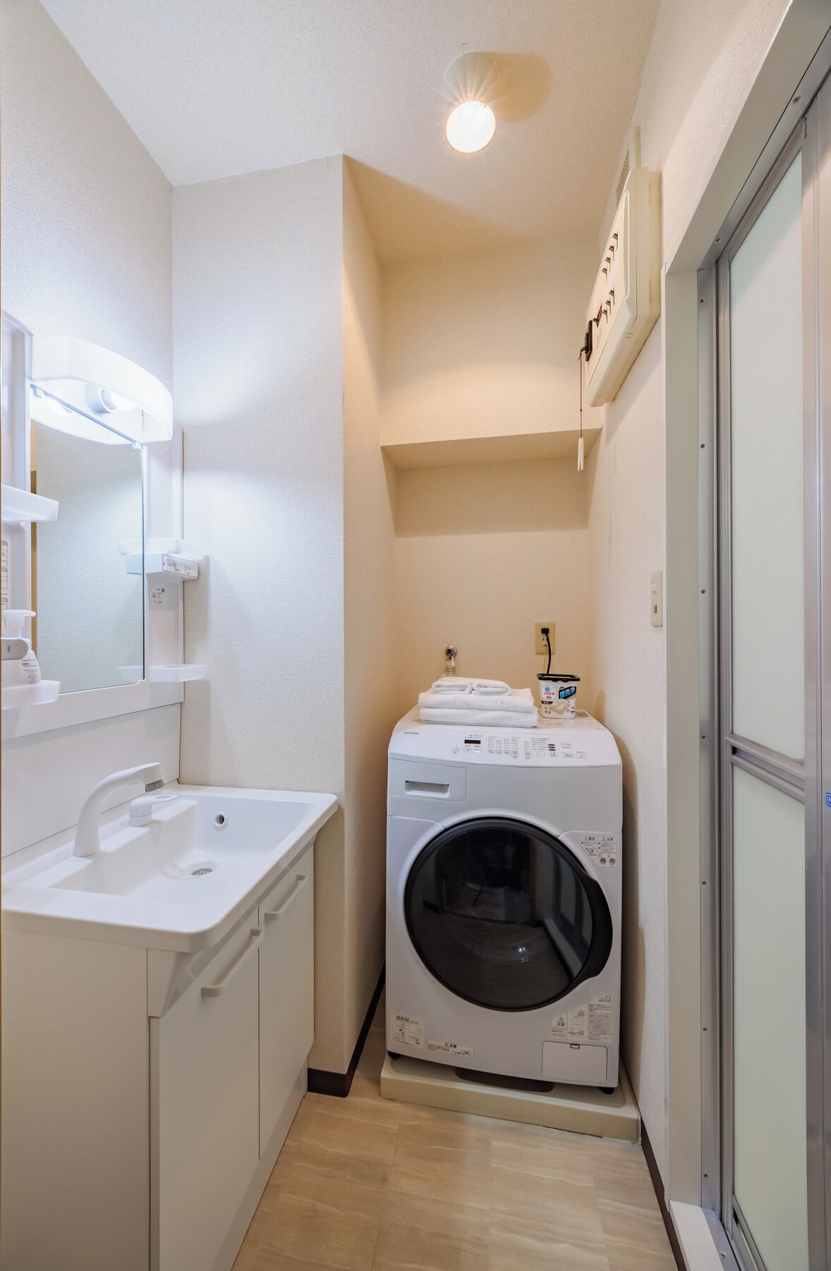 Phòng đôi cơ bản, ban công, quang cảnh thành phố | Phòng tắm | Dép đi trong nhà, chậu vệ sinh/vòi rửa 